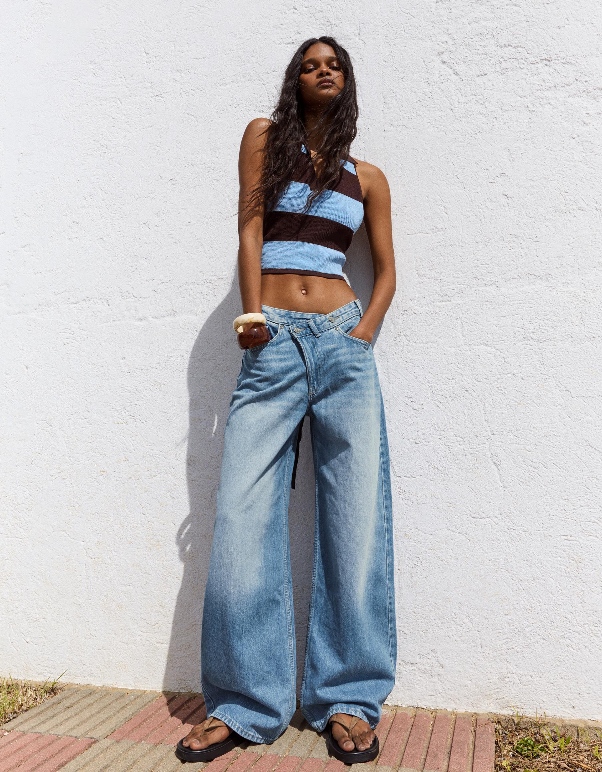 Modelo usando calça jeans wide clara da Bolt Store