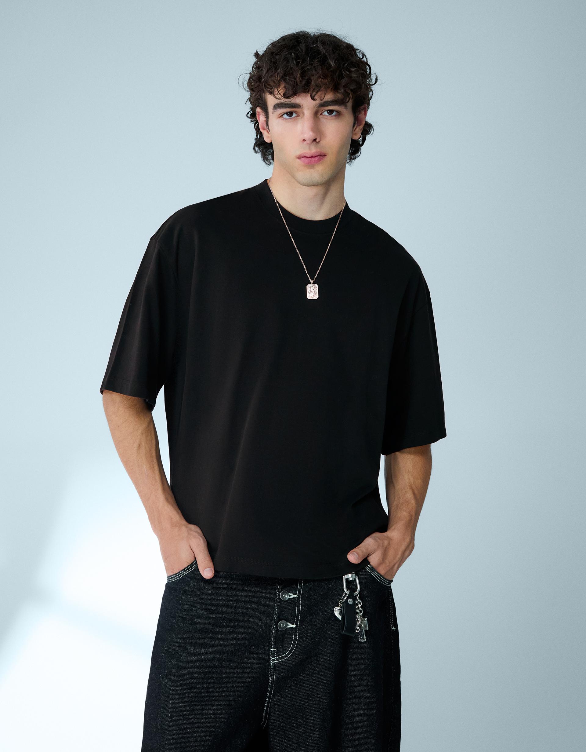 Modelo usando camiseta boxy preta da Bolt Store