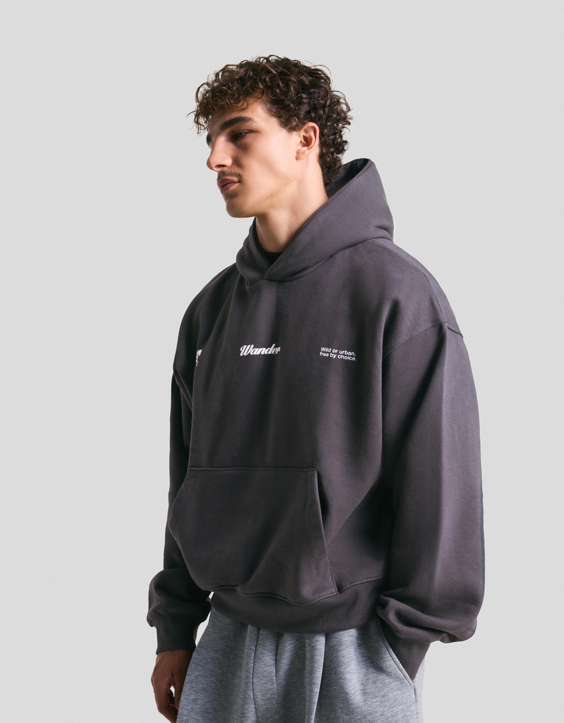 Modelo usando moletom oversized preto da Bolt Store
