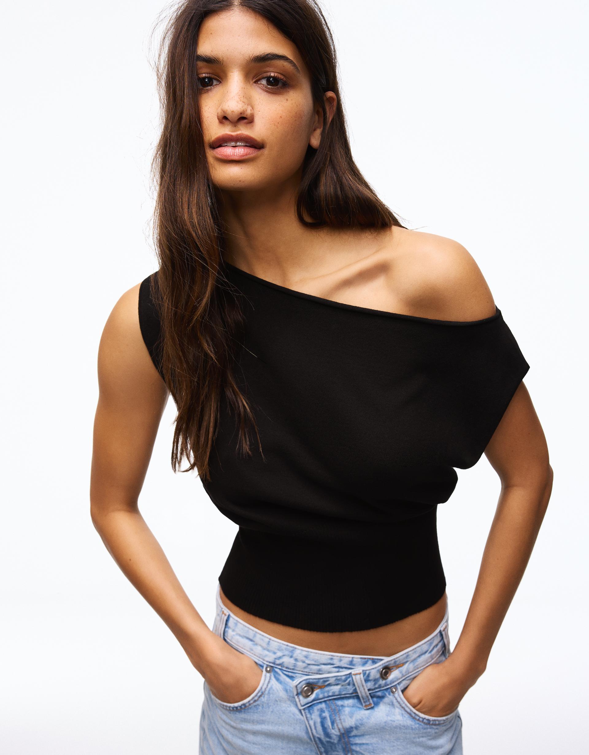 Modelo usando top preto de um ombro da Bolt Store